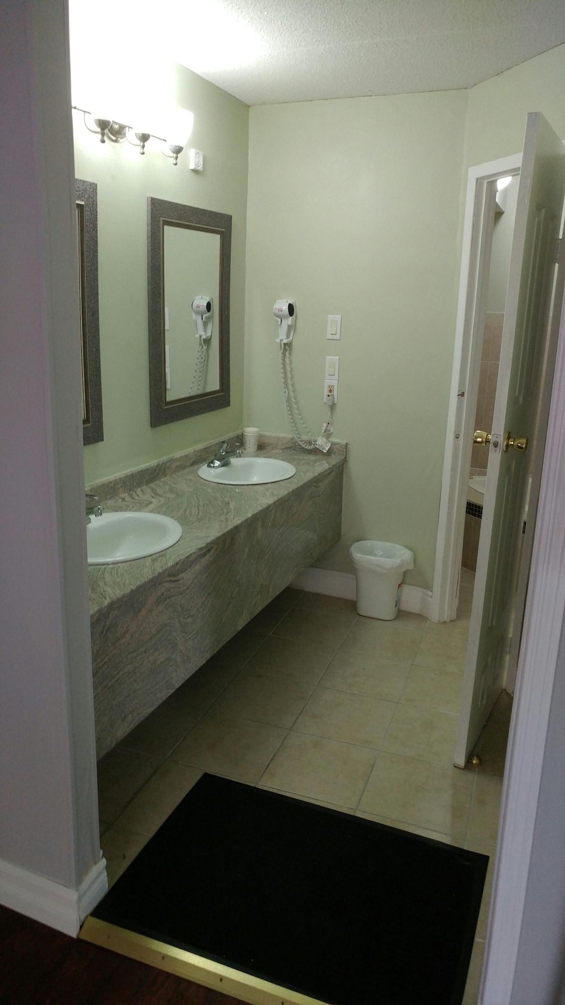 Super 8 By Wyndham Cambridge/kitchener/waterloo Area Hotel Cambridge