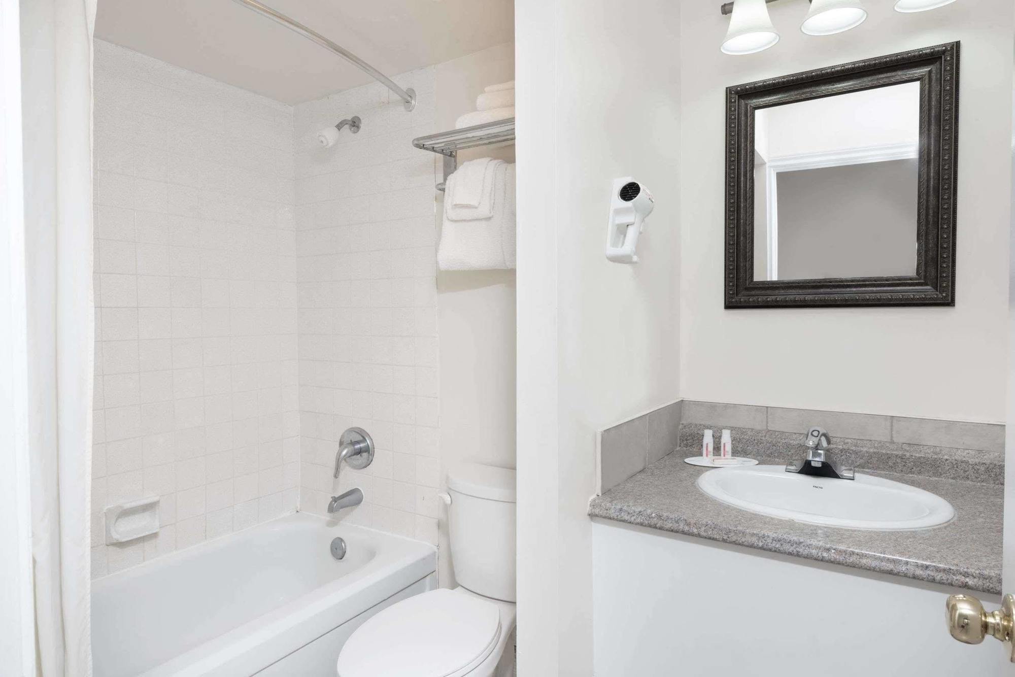 Super 8 By Wyndham Cambridge/kitchener/waterloo Area *